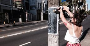 Estudante enfeita ruas com intervenções urbanas