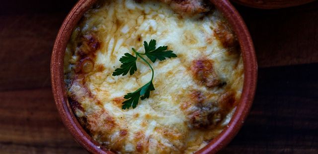 Sopa de cebola gratinada aquece a alma e é saborosíssima