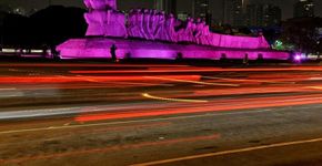 Monumento às Bandeiras fica rosa por Dia Internacional da Menina
