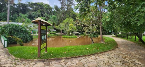 Jardins e lagos do parque