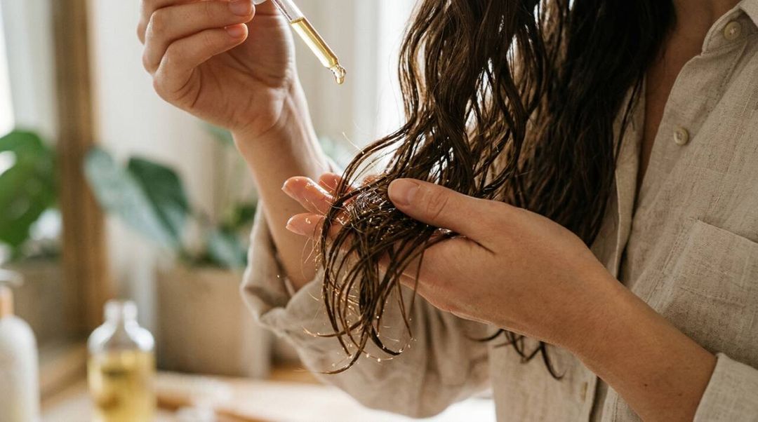 Cabelo encharcado, úmido ou seco: qual é melhor para passar óleo? Entenda as diferenças entre finalização e umectação e como evitar excesso de produto.