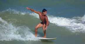 Neste fim de semana, campeonato reúne surfistas pelados em praia da Paraíba