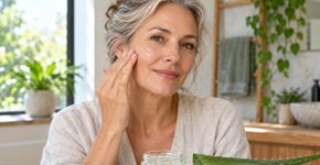 Como fazer um sérum caseiro de babosa e vitamina E para hidratar a pele madura