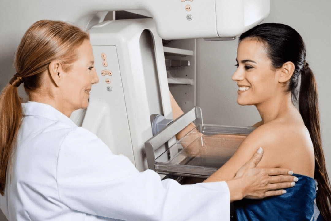 Mamografia, hábitos saudáveis e atenção aos sinais ajudam no rastreamento precoce do câncer de mama (Imagem: Tyler Olson | Shutterstock)