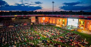 Na Alemanha, jogo é transmitido em estádio e torcedores levam sofás para o gramado