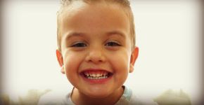 ‘Por que as bonecas só falam mamãe?’, pergunta menino de 4 anos à sua mãe
