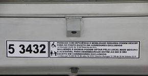 Jovem imprime lei para poder descer fora do ponto após 22h em SP