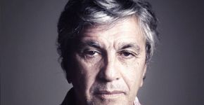 Caetano Veloso dá bronca em equipe por erro e ensina a usar crase