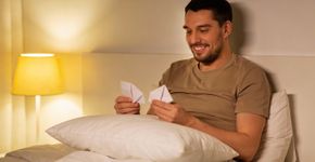 Fazer a simpatia do papel no travesseiro do jeito certo pode mudar sua vida amorosa