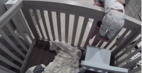 Vídeo mostra irmão mais velho ajudando bebê a fugir do berço