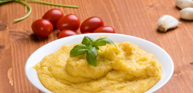 Faça uma saborosa polenta de fubá com apenas 5 ingredientes
