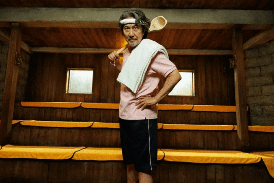 “Alguém Falou de Mim?” acompanha um ator japonês que, após cair no esquecimento, tenta reconstruir a carreira e recuperar o reconhecimento (Imagem: Reprodução digital | Robot Communications, The Seven e Netflix)