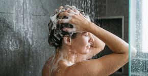 Xampu seco disfarça a oleosidade, mas não substitui a lavagem: dermatologistas explicam os limites desse recurso na rotina do cabelo