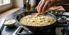 Os italianos concordam: “Para deixar o risoto mais cremoso e saboroso, o segredo é adicionar manteiga gelada no final do cozimento.”