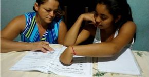 Em MG, alunos visitam casas e ensinam adultos a ler e a escrever