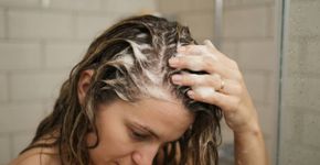 Usar shampoo em excesso pode deixar resíduos e ressecar alguns fios, mas a quantidade depende do comprimento e da oleosidade