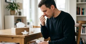 Inclinar a cabeça para trás durante um sangramento nasal parece ajudar a conter o sangue, mas pode fazê-lo escorrer para a garganta: autoridades australianas recomendam sentar e inclinar o rosto para a frente