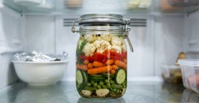Guardar o resto do milho ou molho dentro da própria lata aberta é prático, mas no Reino Unido a orientação é outra: transfira o alimento para um recipiente, tampe e leve à geladeira