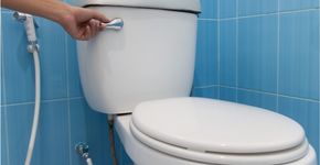 Privada inteligente carrega celular com energia das fezes