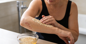 Como cuidar de cotovelos ressecados para que fiquem macios novamente usando aveia e água morna; o resultado aparece em poucos dias