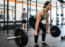 Featured side: O levantamento terra romeno é um exercício perfeito para fortalecer os posteriores de coxa e aumentar a força na região lombar
