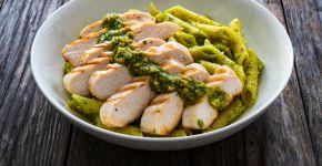 Macarrão proteico com pesto de amêndoas e frango grelhado: aprenda receita rápida e saudável para o jantar