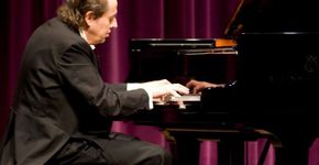 Zoran Dukic faz concerto de violão no Sesc Pinheiros