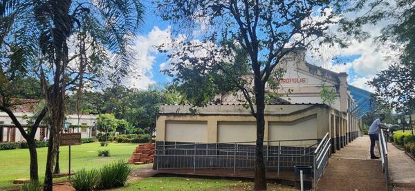 O Museu dos Dinossauros fica numa antiga estação de trem, que está passando por reforma