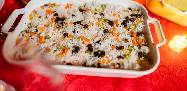 Arroz natalino que transforma qualquer ceia e ainda deixa o prato bonito e colorido
