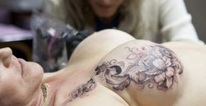 Estúdio oferece tatuagem grátis a mulheres com câncer