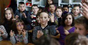 Em escola na Bósnia, crianças de 6 anos aprendem língua de sinais para se comunicar com colega surdo