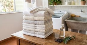 Para ter as toalhas sem mau cheiro e macias, em vez de amaciante, use vinagre branco e algumas gotas de óleo essencial para dar aroma