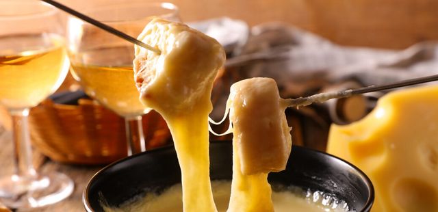 Não espere o inverno chegar para fazer essa delícia; conheça a melhor receita de fondue de queijo