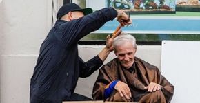 Hair stylist corta cabelo de moradores de rua na faixa em NY