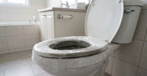 Envolver o assento do vaso sanitário em filme plástico: por que é recomendado e para que serve