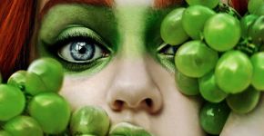 Fotógrafa espanhola faz autorretratos inspirada em frutas