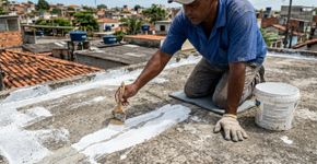Como fazer um impermeabilizante caseiro para selar as goteiras do telhado e prevenir a infiltração da chuva