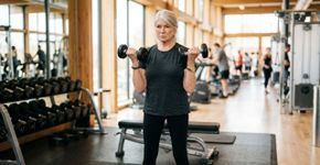 Martha Stewart, aos 84 anos: “Caminho bastante, três vezes por semana faço sessões de Pilates de 45 minutos e duas vezes por semana uso halteres e aparelhos. Uso praticamente os mesmos pesos de sempre, então estou muito forte.”