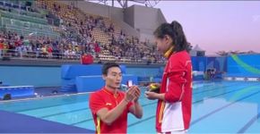 Atleta chinesa recebe pedido de casamento após deixar o pódio