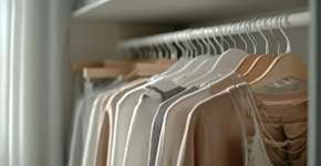 Se você não tem um lugar para guardar suas roupas, use ”abraçadeiras” para organizá-las facilmente.