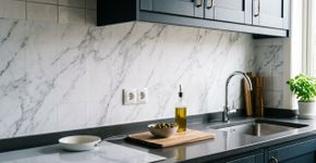 Com um estilo tradicional de azulejos, este revestimento de fácil instalação pode modernizar seu interior sem grandes obras e num piscar de olhos