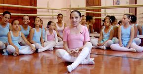 Bailarina usa vibrações do som para ensinar dança a meninas surdas
