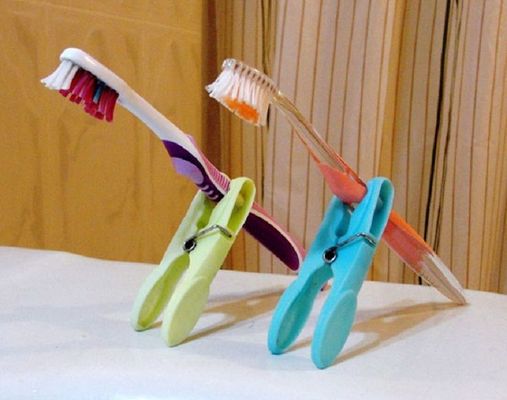 Pregador evita que a escova de dente encoste na bancada