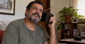 Homem escuta uma entrevista no rádio, reconhece a voz da irmã que não via desde a infância e telefona para a emissora antes de o programa terminar
