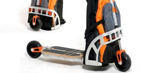 Designer brasileiro cria mochila que vira patinete