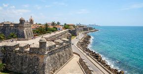 Às margens do Caribe, uma cidade transformou sua posição estratégica em um dos maiores sistemas defensivos das Américas: Cartagena, onde muralhas, fortalezas e bairros coloniais preservam séculos de disputas pelo controle das rotas marítimas