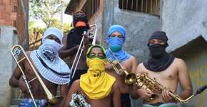 Jovens aparecem ‘armados’ com instrumentos musicais no Rio