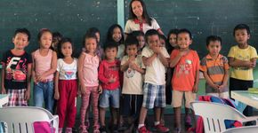 Casal brasileiro viaja pelo mundo buscando histórias de professores