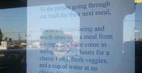 Após ter o lixo revirado, dona de restaurante cria cartaz emocionante