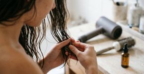 Adeus às pontas espigadas escondidas com óleo: o cuidado começa antes de o cabelo chegar ao secador